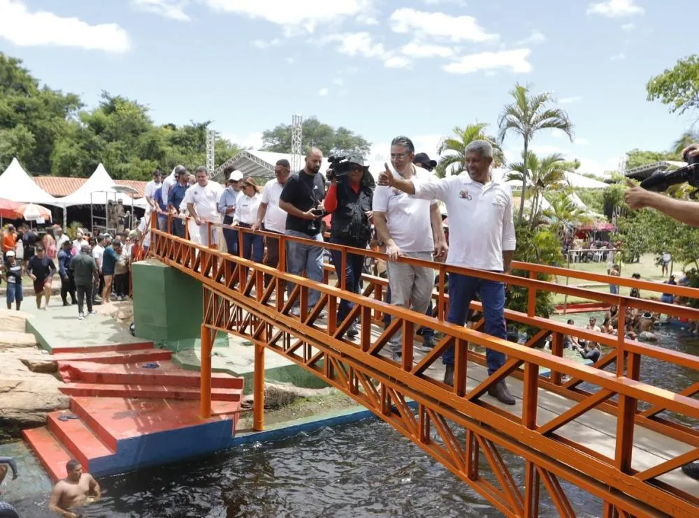 Governo entrega obras em Paramirim e reforça saúde em Brumado durante o Carnaval