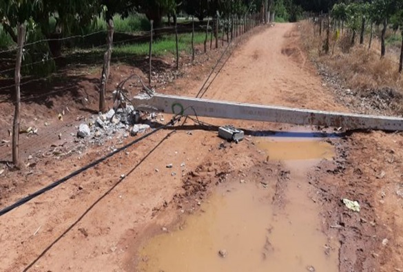 Trator derruba poste de energia elétrica, em comunidade de Recreio, em Livramento, e estrada ficou interrompida 