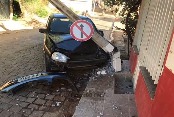 Carro colide contra poste no centro de Livramento