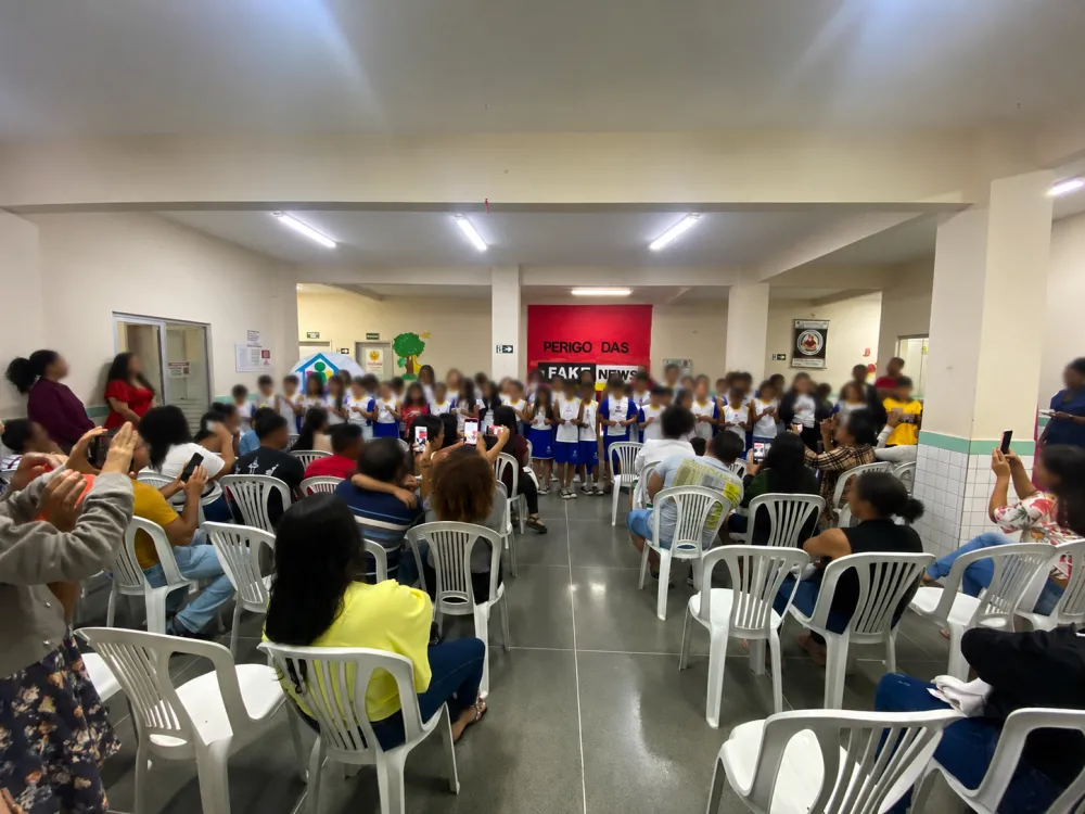 Em palestra em escola infantil de Livramento, apresentador do Jornal da 88 alerta sobre impactos das fake news 