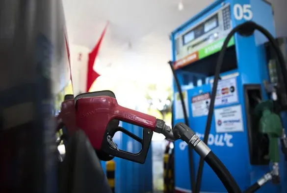 Gasolina e diesel sobem na Bahia após reajuste da Acelen; medida federal de subsídio ainda sem adesão