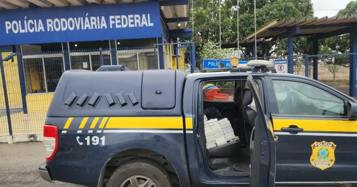 PRF apreende 50 kg de cocaína após acidente na BR-116; dois homens são presos em Milagres