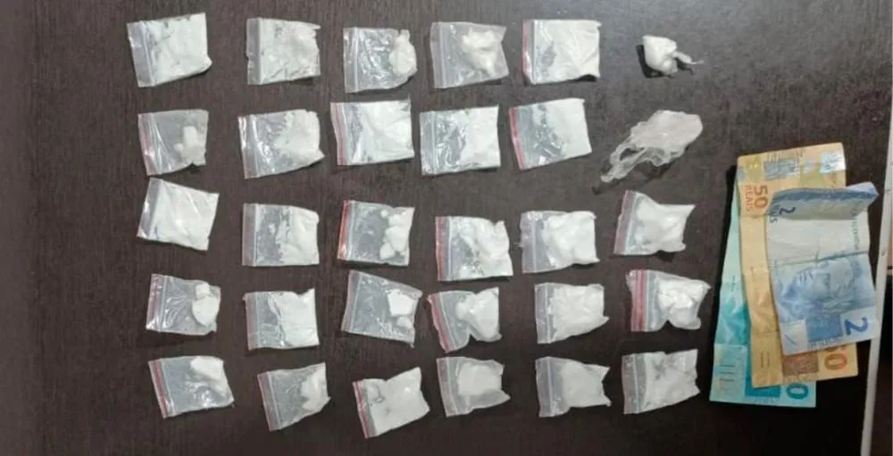 Polícia apreende drogas e conduz suspeito à delegacia em Barra da Estiva