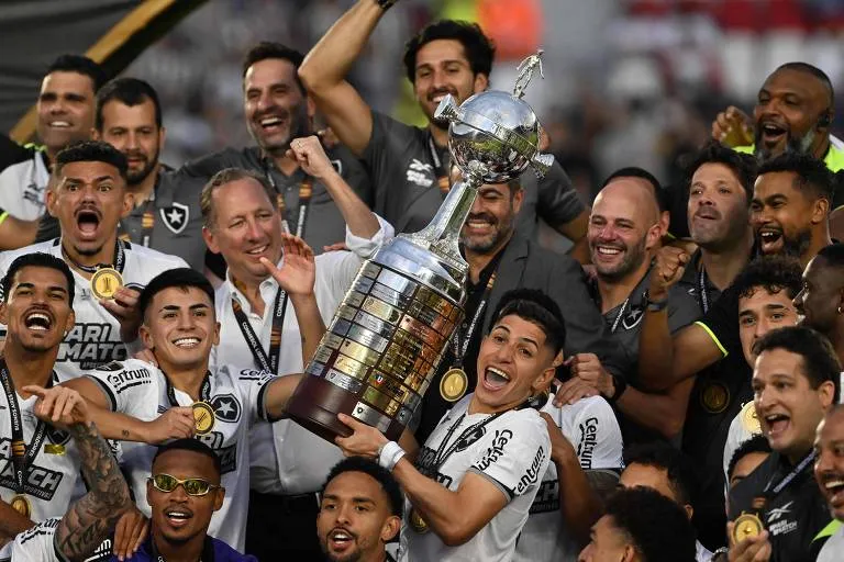 Botafogo vence Atlético Mineiro e é campeão da Libertadores