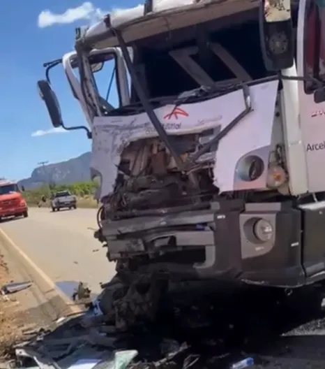 Caminhões colidem entre Livramento e Paramirim