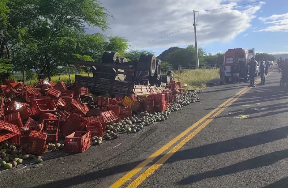 Caminhoneiro morre após caminhão tombar em estrada de Paramirim
