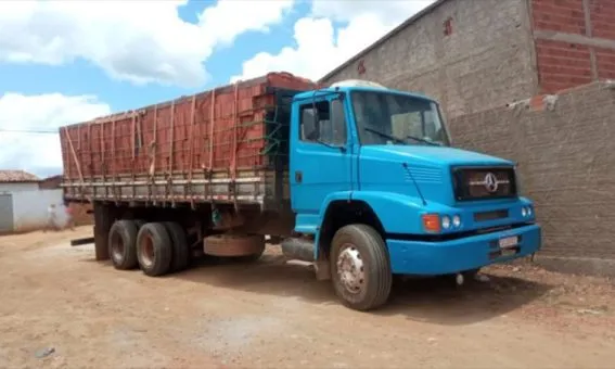 Criminosos roubam caminhão e fazem motorista de refém em Iramaia