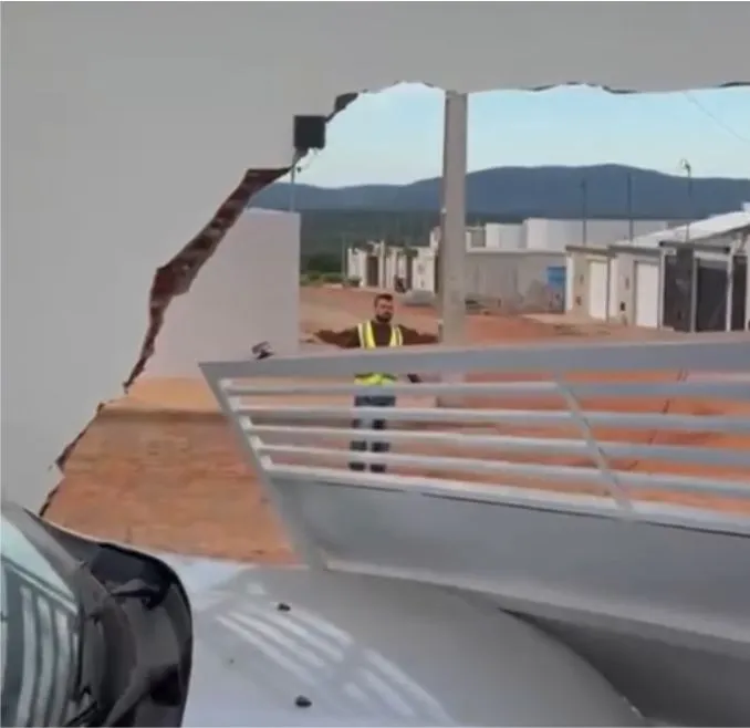 Caminhão perde controle e invade imóvel residencial em Brumado