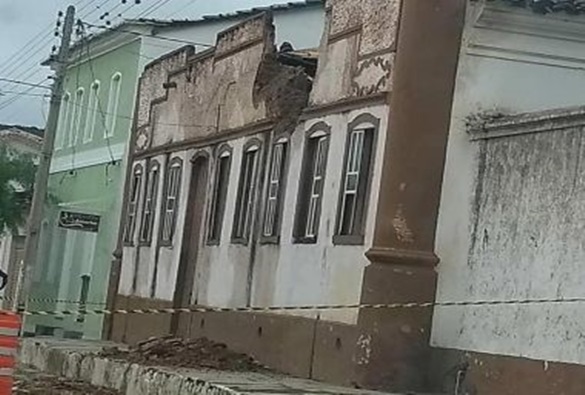 Fachada de casarão histórico em Rio de Contas desaba parcialmente após fortes chuvas 