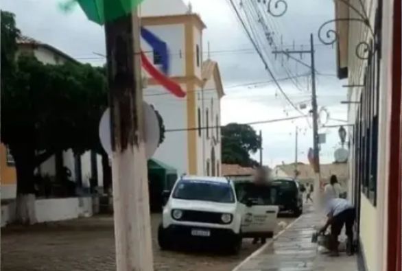 Rio de Contas: Carro do Conselho Tutelar flagrado descarregando materiais em festa particular