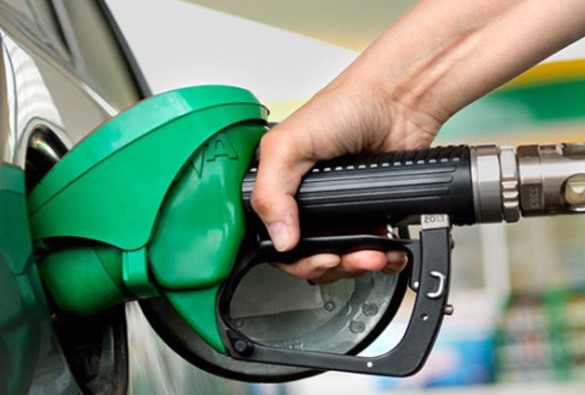 Gasolina fica 3% mais barata nos postos, depois de corte nos preços da Petrobras