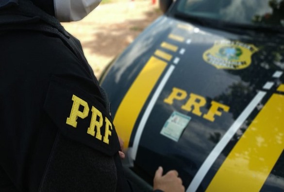Homem é preso pela PRF após apresentar CNH falsa comprada pelo valor de 2.000 reais