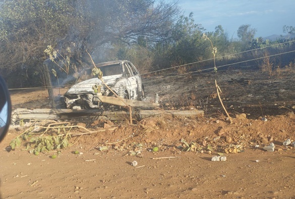 Carro pega fogo após colidir contra poste na zona rural de Livramento
