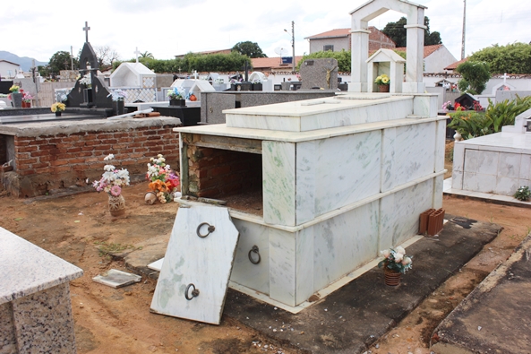 Carneiras são arrombadas no cemitério de Livramento 