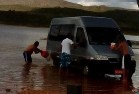 Rio de Contas: Van é flagrada sendo lavada dentro da Barragem Luis Vieira