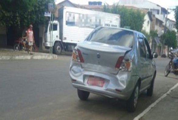 Livramento: Caminhão colide com taxi no centro da cidade