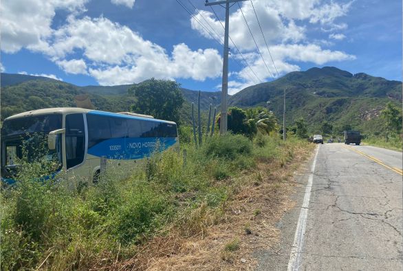 Ônibus da Novo Horizonte sai da pista após perder freios na Serra das Almas