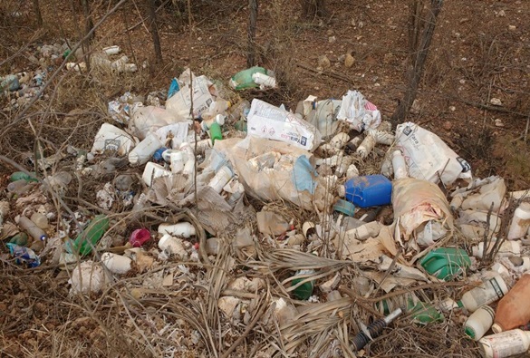 Embalagens vazias de agrotóxicos estão sendo descartadas em estradas vicinais na zona rural de Livramento
