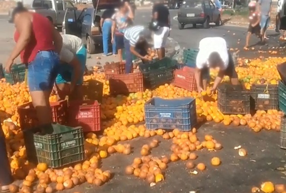 Caminhão que saiu de Rio de Contas, carregado com frutas,  tomba na BA-262 