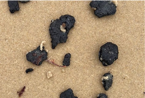 Manchas de óleo voltam a aparecer no litoral do sul baiano