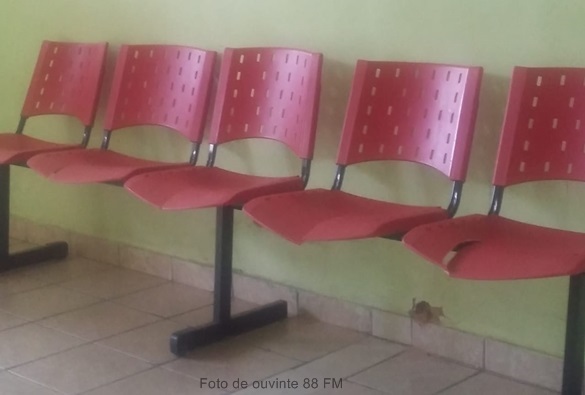 Livramento: No Hospital Municipal usuários alertam para o risco de lesão por cadeiras danificadas 
